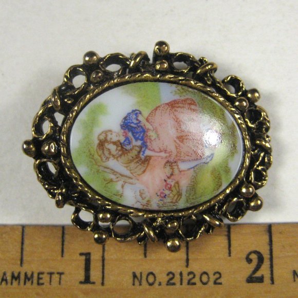 Cameo Figurative Brooch Pin Goldtone Vintage 1980s 1.4 in Estate Oval Ceramic - Picture 2 of 4